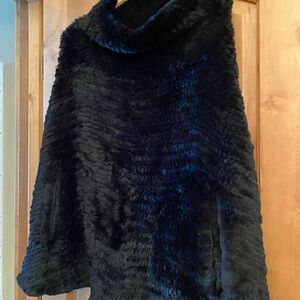 New never worn women poncho all size with pockets brand Cassin